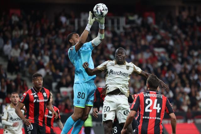 Nice's Senegalese goalkeeper #80 Yehvann Diouf (L) fights for the ball with Lens' French defender #20 Malang Sarr (R) during the French L1 football match between OGC Nice and RC Lens at the Allianz Riviera Stadium in Nice on May 2, 2026. (Photo by Valery HACHE / AFP)