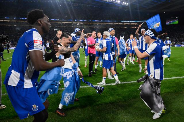 FC Porto's players celebrate their Portuguese League's 31st title after winning the Portuguese League football match between FC Porto and FC Alverca at Dragao stadium in Porto, on May 2, 2026. Porto were crowned Portuguese champions with two games to spare after a 1-0 win over Alverca today. (Photo by Miguel RIOPA / AFP)