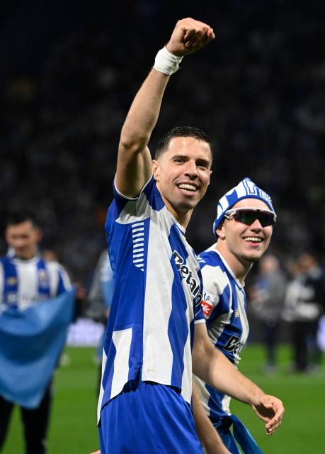 FC Porto's Polish defender #05 Jan Bednarek (L) and FC Porto's Polish midfielder #77 Oskar Pietuszewski celebrate their Portuguese League's 31st title after winning the Portuguese League football match between FC Porto and FC Alverca at Dragao stadium in Porto, on May 2, 2026. Porto were crowned Portuguese champions with two games to spare after a 1-0 win over Alverca today. (Photo by Miguel RIOPA / AFP)