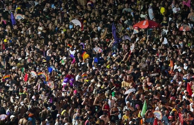 Fans enjoy as DJ Maz performs ahead of the concert of Colombian singer Shakira, at Copacabana beach in Rio de Janeiro, Brazil on May 2, 2026. (Photo by Daniel RAMALHO / AFP)
