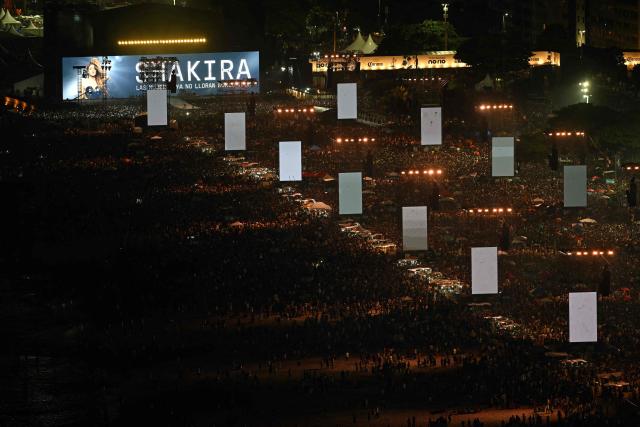 Fans wait for the start of the concert of Colombian singer Shakira, at Copacabana beach in Rio de Janeiro, Brazil on May 2, 2026. (Photo by Mauro PIMENTEL / AFP)