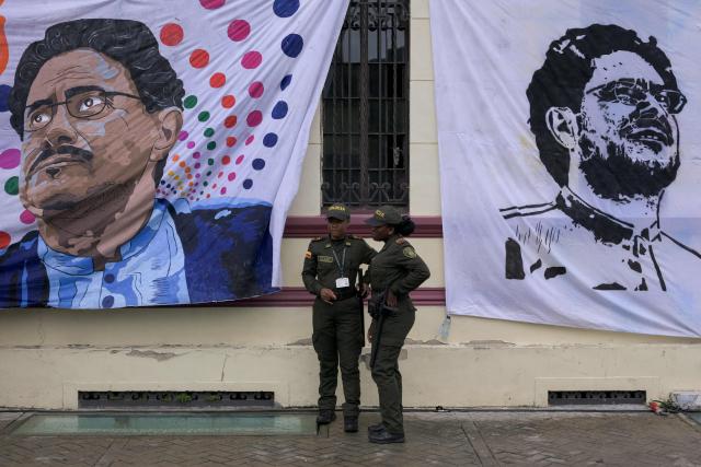 A policewoman stands guard during a campaign rally for Colombia’s presidential candidate for the Pacto Historico party, Ivan Cepeda, in Cali, Colombia, on May 2, 2026. (Photo by Joaquнn SARMIENTO / AFP)