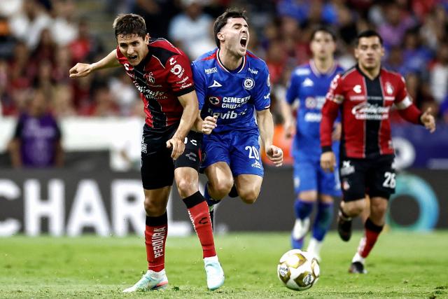 Atlas' defender #15 Paulo Ramirez and Cruz Azul's Argentine forward #20 Jose Paradela fight for the ball during the Mexican League Clausura Tournament quarterfinal first leg football match between Atlas and Cruz Azul at the Jalisco stadium in Guadalajara, Jalisco state, Mexico on May 2, 2026. (Photo by Ulises RUIZ / AFP)