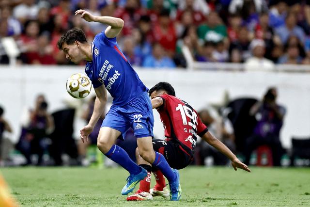 Cruz Azul's defender #22 Jorge Rodarte and Atlas' midfielder #199 Sergio Hernandez fight for the ball during the Mexican League Clausura Tournament quarterfinal first leg football match between Atlas and Cruz Azul at the Jalisco stadium in Guadalajara, Jalisco state, Mexico on May 2, 2026. (Photo by Ulises RUIZ / AFP)