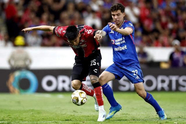 Atlas' forward #25 Jorge Rodriguez and Cruz Azul's defender #22 Jorge Rodarte fight for the ball during the Mexican League Clausura Tournament quarterfinal first leg football match between Atlas and Cruz Azul at the Jalisco stadium in Guadalajara, Jalisco state, Mexico on May 2, 2026. (Photo by Ulises RUIZ / AFP)