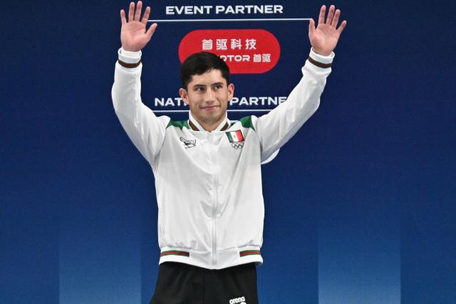 Mexicoґs Randal Willars Valdez celebrates on the podium after finishing second in the men’s 10m platform event at the World Aquatics Diving World Cup Super Finals in Beijing on May 3, 2026. (Photo by Pedro PARDO / AFP)
