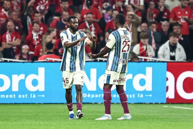 Le Havre's Senegalese forward #45 Issa Soumare (L) celebrates scoring his team's first goal during the French L1 football match between Lille LOSC and Le Havre AC at the Pierre Mauroy stadium in Villeneuve-d'Ascq, northern France, on May 3, 2026. (Photo by Sameer Al-DOUMY / AFP)