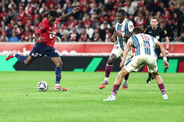 Lille's Portuguese forward #27 Felix Correia (L) kicks the ball during the French L1 football match between Lille LOSC and Le Havre AC at the Pierre Mauroy stadium in Villeneuve-d'Ascq, northern France, on May 3, 2026. (Photo by Sameer Al-DOUMY / AFP)