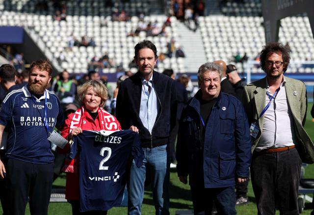 (LtoR) Maxime Gleizes, brother of jailed French sports journalist Christophe Gleizes, Sylvie Godard, mother of Christophe Gleizes, Paris FC co-owner Antoine Arnaul, Francis Godard, stepfather of Christophe Gleizes and French General Director of Reporters Without Borders (RSF) Thibault Bruttin, pose ahead of the French L1 football match between Paris FC and Stade Brestois 29 at Stade Jean-Bouin in Paris on May 3, 2026. Gleizes was arrested in May 2024 and sentenced to seven years in prison in Algeria while travelling to the Kabylia region to write about football club Jeunesse Sportive de Kabylie. (Photo by FRANCK FIFE / AFP)