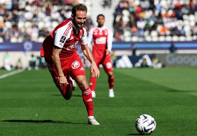 Brest's French midfielder #24 Lucas Tousart eyes the ball during the French L1 football match between Paris FC and Stade Brestois 29  at the Charlety stadium in Paris on May 3, 2026. (Photo by FRANCK FIFE / AFP)