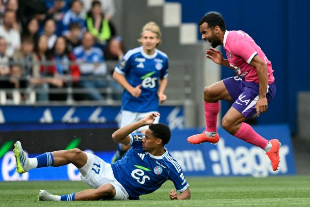 Toulouse’s Venezuelan midfielder #23 Cristian Casseres Jr. (R) fights for the ball with Strasbourg’s French midfielder #17 Mathis Amougou (L) during the French L1 football match between RC Strasbourg Alsace and Toulouse FC at Stade de la Meinau in Strasbourg on May 3, 2026. (Photo by SEBASTIEN BOZON / AFP)