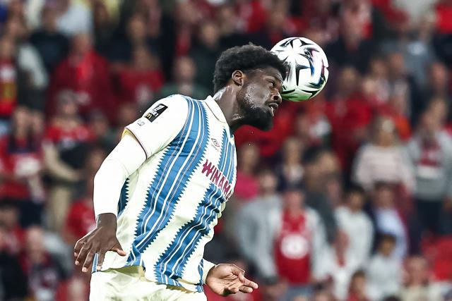 Le Havre's French defender #06 Etienne Youte Kinkoue heads the ball during the  French L1 football match between Lille LOSC and Le Havre AC at the Pierre Mauroy stadium in Villeneuve-d'Ascq, northern France, on May 3, 2026. (Photo by Sameer Al-DOUMY / AFP)