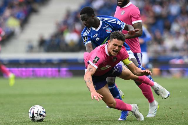 Strasbourg’s French forward #34 Jean-Baptiste Bosey (C) fights for the ball with Toulouse’s British defender #04 Charlie Cresswell (R) during the French L1 football match between RC Strasbourg Alsace and Toulouse FC at Stade de la Meinau in Strasbourg, eastern France, on May 3, 2026. (Photo by SEBASTIEN BOZON / AFP)
