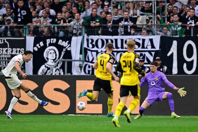 Moenchengladbach's Bosnian-Swiss forward #15 Haris Tabakovic (L) gets through to score past Dortmund's Swiss goalkeeper #01 Gregor Kobel during the German first division Bundesliga football match between Borussia Moenchengladbach and BVB Borussia Dortmund in Moenchengladbach on May 3, 2026. (Photo by INA FASSBENDER / AFP) / DFL REGULATIONS PROHIBIT ANY USE OF PHOTOGRAPHS AS IMAGE SEQUENCES AND/OR QUASI-VIDEO