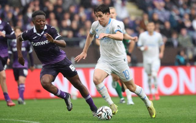 Club Brugge's Norwegian midfielder Hugo Vetlesen runs with the ball during the Belgian Pro League Championship Play-off football match between RSC Anderlecht and Club Brugge at Lotto Park in Brussels on May 3, 2026. (Photo by VIRGINIE LEFOUR / Belga / AFP) / Belgium OUT