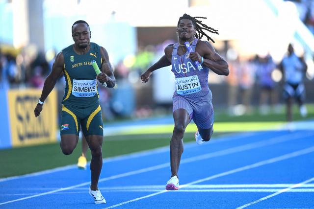 US' Pjai Austin (R) and South Africa's Akani Simbine (L) compete in the men's 4x100m relay final during the Gaborone 26 World Athletics Relays at the National Stadium in Gaborone on May 3, 2026. (Photo by AFP)