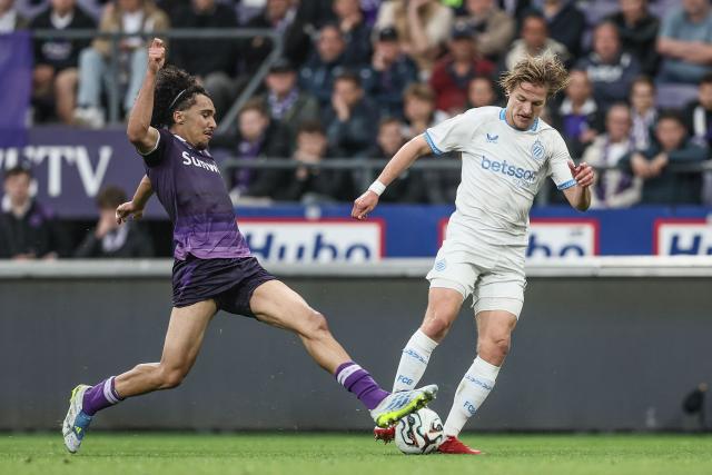 Anderlecht's French defender Mathys Angely (L) and Club Brugge's Belgian forward Romeo Vermant (R) fight for the ball during the Belgian Pro League Championship Play-off football match between RSC Anderlecht and Club Brugge at Lotto Park in Brussels on May 3, 2026. (Photo by BRUNO FAHY / Belga / AFP) / Belgium OUT