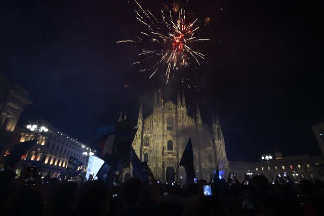Inter Milan’s supporters celebrate at Piazza Duomo after their team clinched their 21st scudetto following the Italian Serie A football match between Inter Milan and Parma, in Milan, on May 3, 2026. (Photo by PIERO CRUCIATTI / AFP)