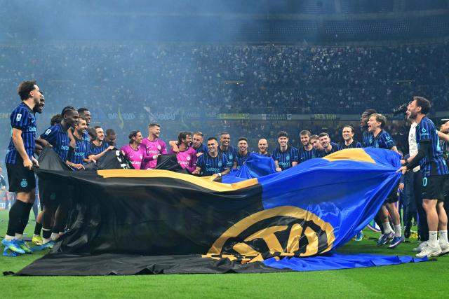 Inter Milan's players celebrate after winning their 21st 'scudetto' following the Italian Serie A football match between Inter Milan and Parma at San Siro stadium in Milan, on May 3, 2026. (Photo by Stefano RELLANDINI / AFP)