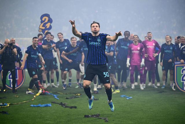 TOPSHOT - Inter Milan's Brazilian defender #30 Carlos Augusto celebrates with teammates after winning the 21st 'scudetto' following the Italian Serie A football match between Inter Milan and Parma at San Siro stadium in Milan, on May 3, 2026. (Photo by Marco BERTORELLO / AFP)