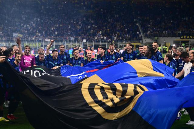 Inter Milan's players celebrate after winning their 21st 'scudetto' following the Italian Serie A football match between Inter Milan and Parma at San Siro stadium in Milan, on May 3, 2026. (Photo by Marco BERTORELLO / AFP)