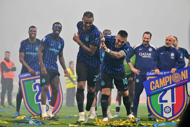 Inter Milan's Swiss defender #25 Manuel Akanji and Inter Milan's Argentinian forward #10 Lautaro Martinez celebrate after winning their 21st 'scudetto' following the Italian Serie A football match between Inter Milan and Parma at San Siro stadium in Milan, on May 3, 2026. (Photo by Stefano RELLANDINI / AFP)