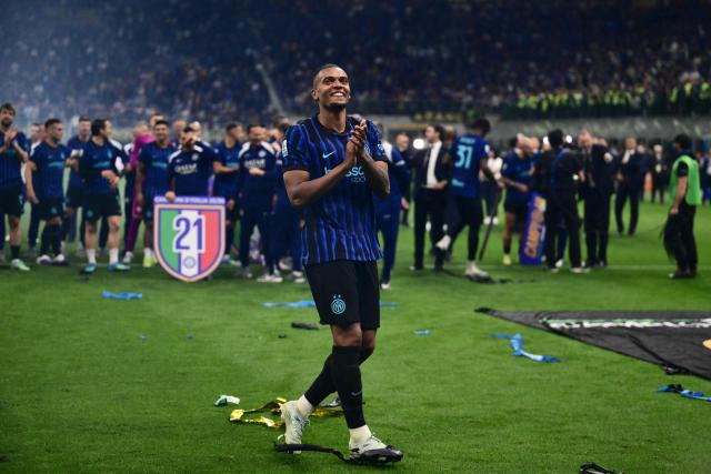 Inter Milan's Swiss defender #25 Manuel Akanji celebrates with teammates after winning the 21st 'scudetto' following the Italian Serie A football match between Inter Milan and Parma at San Siro stadium in Milan, on May 3, 2026. (Photo by Marco BERTORELLO / AFP)