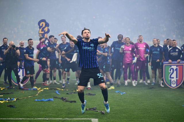 Inter Milan's Brazilian defender #30 Carlos Augusto celebrates with teammates after winning the 21st 'scudetto' following the Italian Serie A football match between Inter Milan and Parma at San Siro stadium in Milan, on May 3, 2026. (Photo by Marco BERTORELLO / AFP)