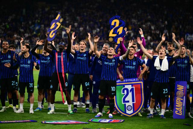 Inter Milan's players celebrate after winning their 21st 'scudetto' following the Italian Serie A football match between Inter Milan and Parma at San Siro stadium in Milan, on May 3, 2026. (Photo by Marco BERTORELLO / AFP)