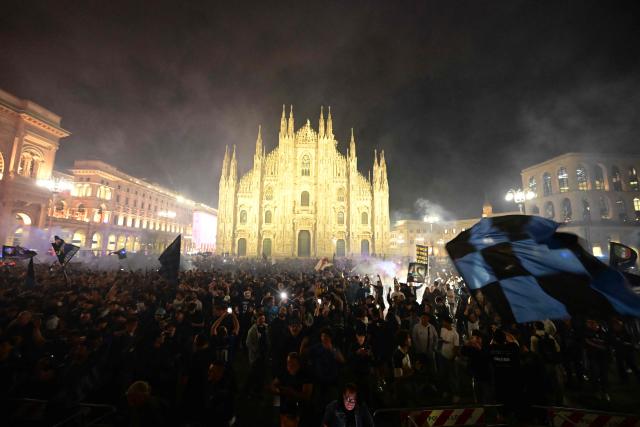 Inter Milan’s supporters celebrate at Piazza Duomo after their team clinched their 21st scudetto following the Italian Serie A football match between Inter Milan and Parma, in Milan, on May 3, 2026. (Photo by PIERO CRUCIATTI / AFP)