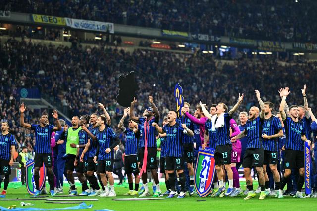 Inter Milan's players celebrate after winning their 21st 'scudetto' following the Italian Serie A football match between Inter Milan and Parma at San Siro stadium in Milan, on May 3, 2026. (Photo by Stefano RELLANDINI / AFP)