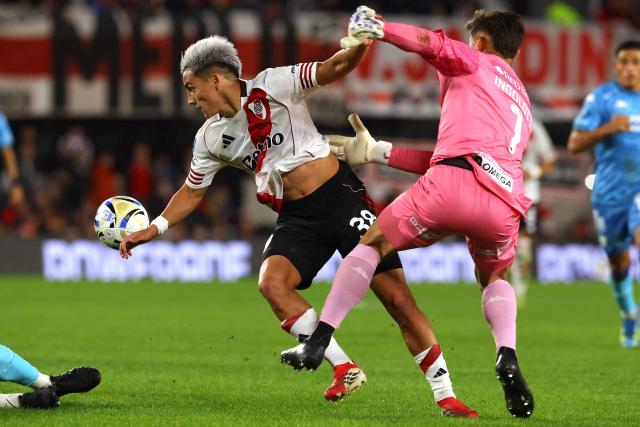River Plate's forward #38 Ian Subiabre and Tucumбn’s goalkeeper #1 Luis Ingolotti fight for the ball during the Argentine Professional Football League 2026 Apertura tournament match between River Plate and Atletico Tucuman, at the Mas Monumental stadium in Buenos Aires on May 3, 2026. (Photo by ALEJANDRO PAGNI / AFP)