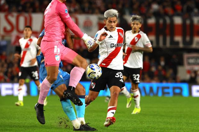 River Plate's forward #38 Ian Subiabre and Tucumбn’s goalkeeper #1 Luis Ingolotti fight for the ball during the Argentine Professional Football League 2026 Apertura tournament match between River Plate and Atletico Tucuman, at the Mas Monumental stadium in Buenos Aires on May 3, 2026. (Photo by ALEJANDRO PAGNI / AFP)