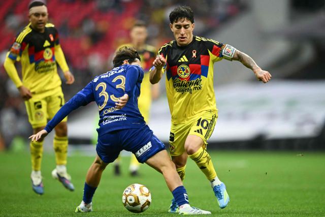 Pumas' midfielder #33 Jordan Carrillo and America's US forward #10 Alejandro Zendejas fight for the ball during the Mexican League Clausura Tournament quarterfinal first leg football match between America and Pumas, at the Azteca stadium in Mexico City on May 3, 2026. (Photo by CARL DE SOUZA / AFP)