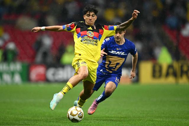 America's defender #05 Kevin Alvarez and Pumas' defender #14 Cesar Garza fight for the ball during the Mexican League Clausura Tournament quarterfinal first leg football match between America and Pumas, at the Azteca stadium in Mexico City on May 3, 2026. (Photo by CARL DE SOUZA / AFP)