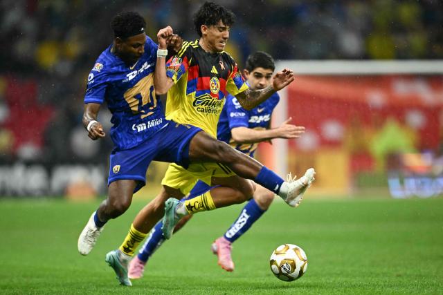 Pumas' Colombian defender #77 Alvaro Angulo and America's defender #05 Kevin Alvarez fight for the ball during the Mexican League Clausura Tournament quarterfinal first leg football match between America and Pumas, at the Azteca stadium in Mexico City on May 3, 2026. (Photo by CARL DE SOUZA / AFP)