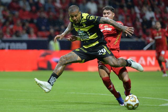 Pachuca's Brazilian forward #29 Kenedy and Toluca's forward #25 Everardo Lopez del Villar fight for the ball during the Mexican League Clausura Tournament quarterfinal first leg football match between Toluca and Pachuca at the Nemesio Diaz stadium in Toluca, Mexico, on May 3, 2026. (Photo by Mario Vazquez / AFP)
