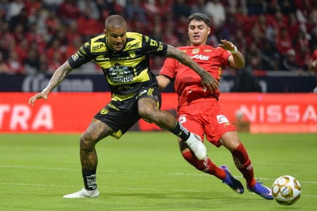 Pachuca's Brazilian forward #29 Kenedy and Toluca's forward #25 Everardo Lopez del Villar fight for the ball during the Mexican League Clausura Tournament quarterfinal first leg football match between Toluca and Pachuca at the Nemesio Diaz stadium in Toluca, Mexico, on May 3, 2026. (Photo by Mario Vazquez / AFP)