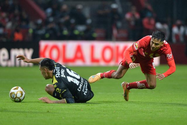 Pachuca's Colombian midfielder #16 Christian Rivera (L) and Toluca's midfielder #29 Jorge Diaz fight for the ball during the Mexican League Clausura Tournament quarterfinal first leg football match between Toluca and Pachuca at the Nemesio Diaz stadium in Toluca, Mexico, on May 3, 2026. (Photo by Mario Vazquez / AFP)