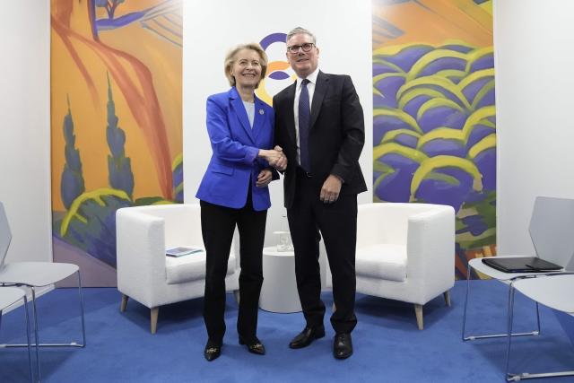 President of the European Commission Ursula von der Leyen (L) and British Prime Minister Keir Starmer shakes hands during a bilateral meeting at the 8th European Political Community (EPC) summit in Yerevan on May 4, 2026. (Photo by Stefan Rousseau / POOL / AFP)