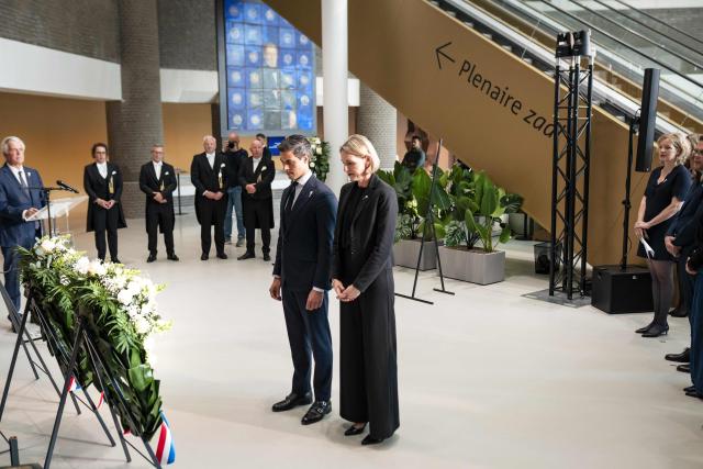 Netherlands' Prime Minister Rob Jetten (C-L) and Minister of Long-term Care, Youth and Sport Mirjam Sterk attend the annual commemoration at the Honour Roll of the fallen 1940-1945 national monument, in the entrance hall of the Dutch House of Representatives in The Hague on May 4, 2026. (Photo by Lina Selg / ANP / AFP) / Netherlands OUT