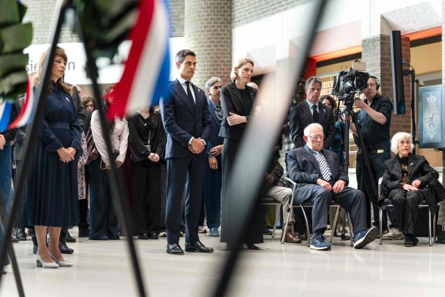 Netherlands' Prime Minister Rob Jetten (C-L) and Minister of Long-term Care, Youth and Sport Mirjam Sterk attend the annual commemoration at the Honour Roll of the fallen 1940-1945 national monument, in the entrance hall of the Dutch House of Representatives in The Hague on May 4, 2026. (Photo by Lina Selg / ANP / AFP) / Netherlands OUT