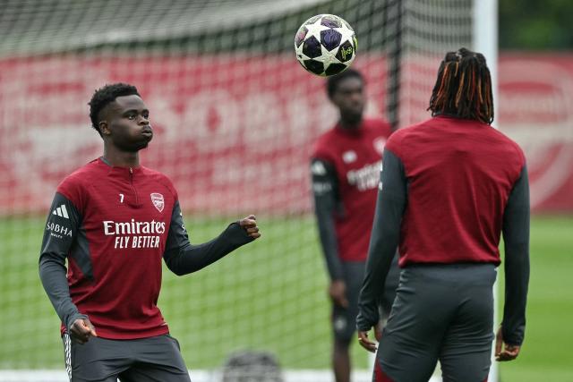 Arsenal's English midfielder #07 Bukayo Saka (L) takes part in a team training session at London Colney, north of London, on May 4, 2026, on the eve of their UEFA Champions League, semi-final, second-leg football match against Atletico Madrid. (Photo by Glyn KIRK / AFP)