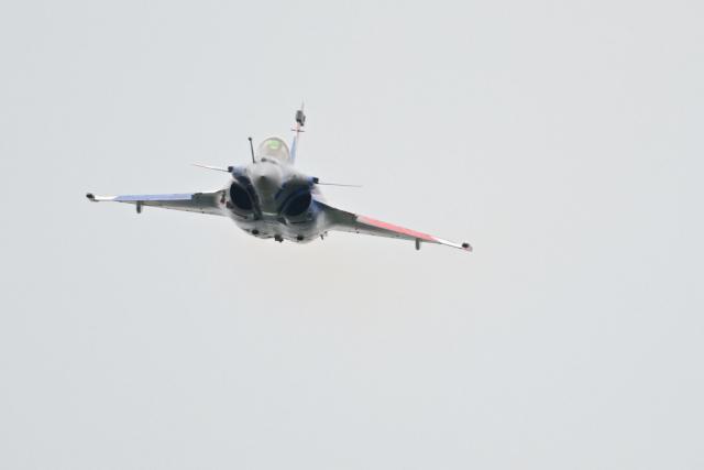 This photograph shows a Rafale Solo Display (RSD) aircraft, commanded by Captain Alexandre Roeckel, flying during the official presentation of the flight programme ahead of the start of the air show season at Nancy-Ochey air base 133 in Thuilley-aux-Groseilles on May 4, 2026. (Photo by Jean-Christophe VERHAEGEN / AFP)