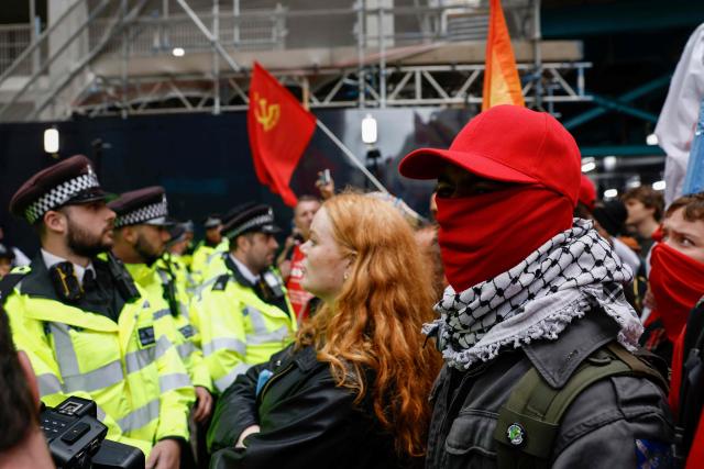 Police and protesters face off during a May Day march and rally in central London on May 4, 2026, to mark the 100th anniversary of the "General Strike" in 1926. (Photo by Brook Mitchell / AFP)