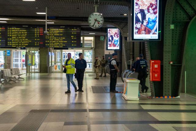 Policemen stand in the hall of the Gare du Midi, Brussels South railway station, where the traffic has been suspended after a suspect package was found in Brussels on May 4, 2026. (Photo by Marius BURGELMAN / Belga / AFP) / Belgium OUT