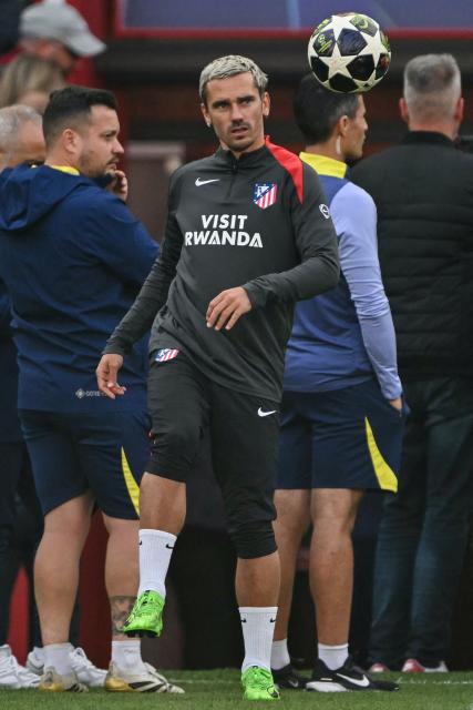 Atletico Madrid's French forward #07 Antoine Griezmann attends a training session on the pitch at the Emirates Stadium in London on May 4, 2026, on the eve of their UEFA Champions League league semifinal, second-leg football match against Arsenal.  (Photo by Glyn KIRK / AFP)