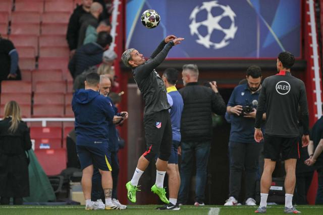 Atletico Madrid's French forward #07 Antoine Griezmann (C) attends a training session on the pitch at the Emirates Stadium in London on May 4, 2026, on the eve of their UEFA Champions League league semifinal, second-leg football match against Arsenal.  (Photo by Glyn KIRK / AFP)