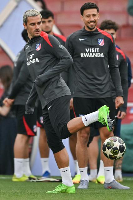 Atletico Madrid's French forward #07 Antoine Griezmann (L) attends a training session on the pitch at the Emirates Stadium in London on May 4, 2026, on the eve of their UEFA Champions League league semifinal, second-leg football match against Arsenal.  (Photo by Glyn KIRK / AFP)