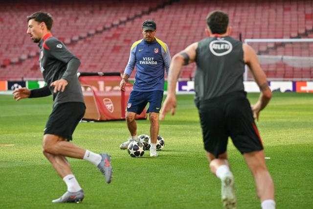 Atletico Madrid's Argentine coach Diego Simeone (C) attends a training session on the pitch at the Emirates Stadium in London on May 4, 2026, on the eve of their UEFA Champions League league semifinal, second-leg football match against Arsenal.  (Photo by Glyn KIRK / AFP)